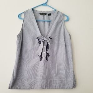 Eddie Bauer sleeveless shirt.Blanca with blue line
